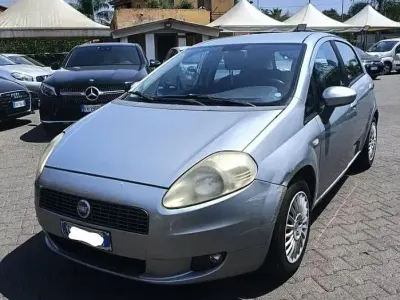 Usata Fiat Grande Punto Dynamic 65 CV (47 kW) 2007 Bluazzurro Utilitaria