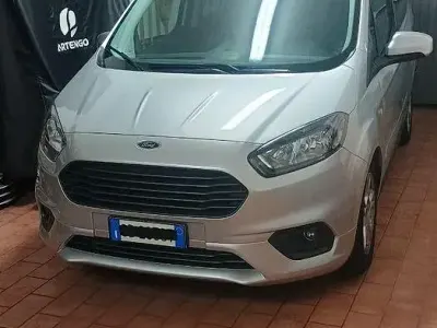 Usata Ford Tourneo Courier 101 CV (74 kW) 2021 Grigio Monovolume