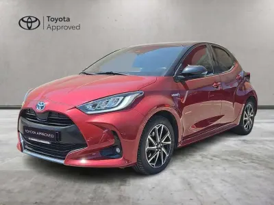 Usata Toyota Yaris Hybrid Style 116 CV (85 kW) 2021 Red & black Berlina