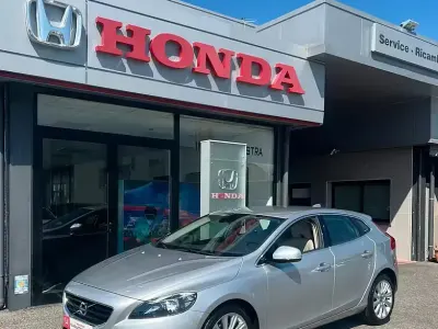 Usata Volvo V40 Momentum 115 CV (84 kW) 2015 Grigio Berlina