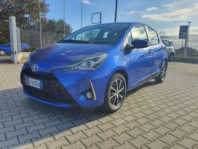 Usata Toyota Yaris Hybrid Cool 73 CV (53 kW) 2018 Azzurro Berlina