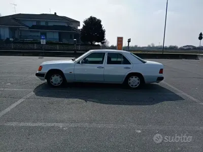Usata Mercedes E200 136 CV (100 kW) 1993 Bianco Berlina