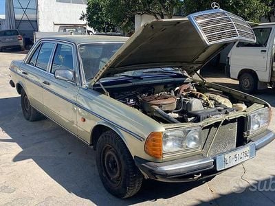 Usata Mercedes 240 72 CV (52 kW) 1982 Berlina