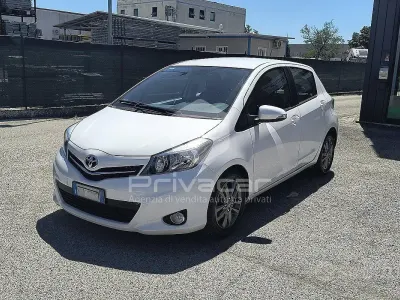 Usata Toyota Yaris Lounge 90 CV (66 kW) 2014 Bianco Utilitaria