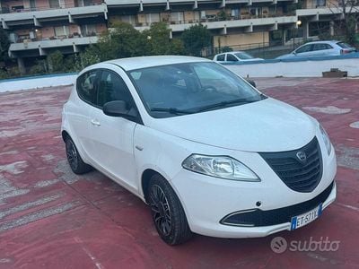 Gebraucht Lancia Ypsilon 95 PS (69 kW) 2013 Weiß Kleinwagen