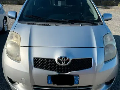 Usata Toyota Yaris 69 CV (50 kW) 2007 Grigio Utilitaria