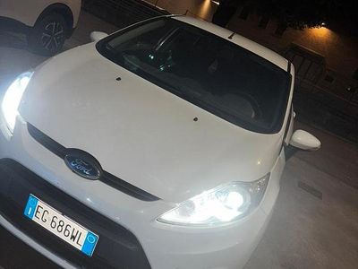 Usata Ford Fiesta 82 CV (60 kW) 2011 Bianco Utilitaria