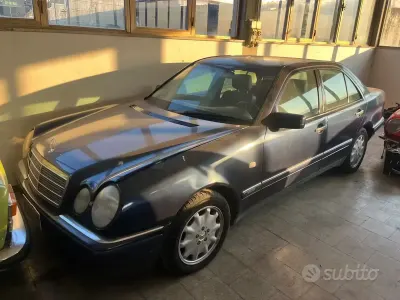 Begagnad Mercedes E320 Elegance 224 HK (164 kW) 1998 Blå Sedan