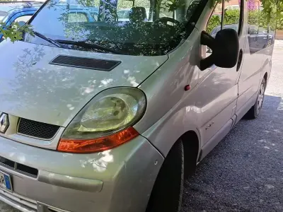 Usata Renault Traffic 101 CV (74 kW) 2005 Grigio Berlina
