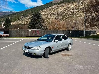 Begagnad Ford Mondeo 131 HK (96 kW) 1998 Grå Sedan