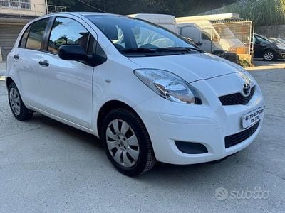 Usata Toyota Yaris 69 CV (50 kW) 2009 Bianco Berlina