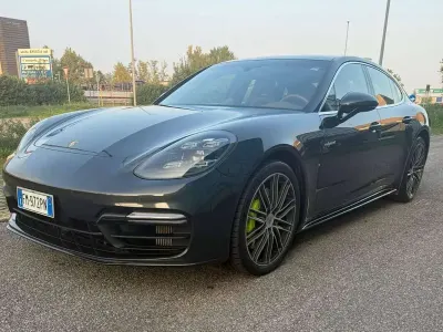 Usata Porsche Panamera 330 CV (242 kW) 2018 Verde Berlina
