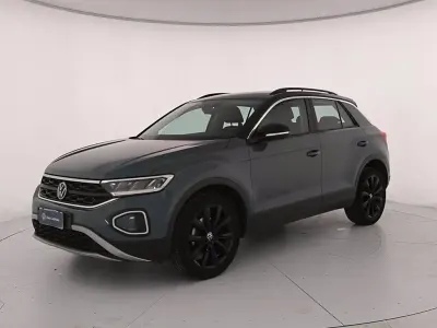 Usata VW T-Roc Life 110 CV (80 kW) 2023 Petroleum blue metallizzato nero SUV