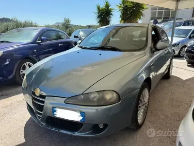 Usata Alfa Romeo 147 Distinctive 120 CV (88 kW) 2006 Grigio Utilitaria