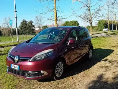 Käytetty Renault Scenic E-Tech XMOD 110 HP (80 kW) 2014 Musta Tila-auto