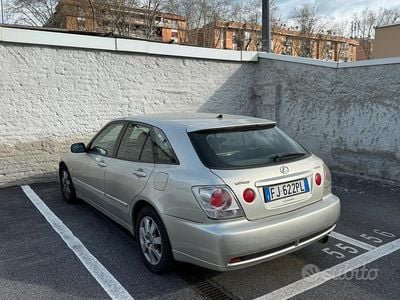 Usata Lexus IS200 155 CV (114 kW) 2002 Grigio Station wagon