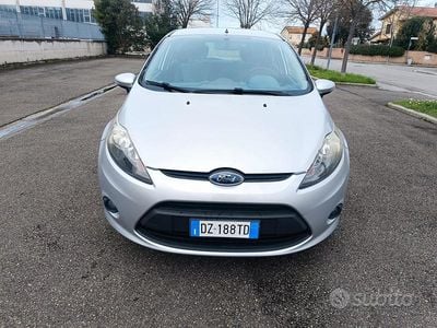 Usata Ford Fiesta 96 CV (70 kW) 2010 Grigio Berlina