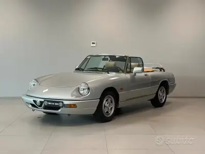 Usata Alfa Romeo Spider 106 CV (77 kW) 1991 Grigio Cabrio