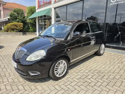 Usata Lancia Ypsilon 60 CV (44 kW) 2011 Nero Utilitaria