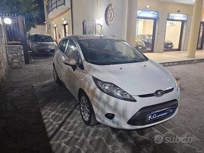 Usata Ford Fiesta Titanium 70 CV (51 kW) 2010 Bianco Utilitaria