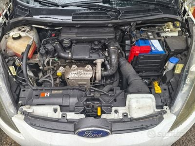 Usata Ford Fiesta 68 CV (50 kW) 2010 Bianco Utilitaria