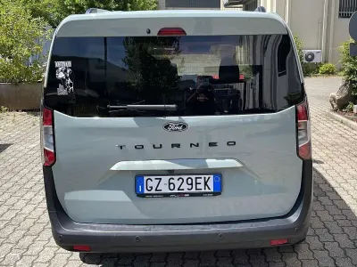 Usata Ford Courier Titanium 125 CV (91 kW) 2025 Verde Monovolume