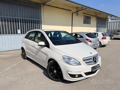 Usata Mercedes B200 Premium 140 CV (102 kW) 2011 Bianco Monovolume