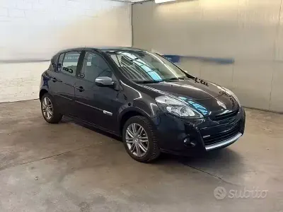 Usata Renault Clio II Luxe 101 CV (74 kW) 2010 Nero Berlina