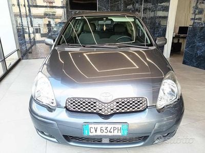 Usata Toyota Yaris 65 CV (47 kW) 2004 Grigio scuro Utilitaria