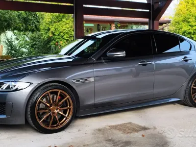 Usata Jaguar XE 300 CV (220 kW) 2018 Grigio Berlina