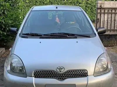 Usata Toyota Yaris 68 CV (50 kW) 2001 Grigio Berlina