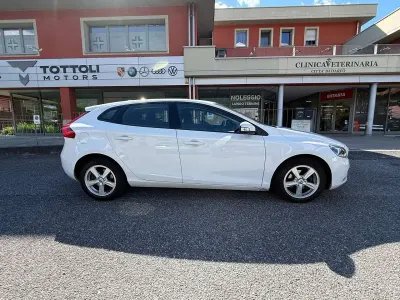 Usata Volvo V40 Kinetic 120 CV (88 kW) 2017 Bianco Berlina