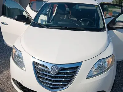 Usata Lancia Ypsilon 70 CV (51 kW) 2014 Bianco Utilitaria
