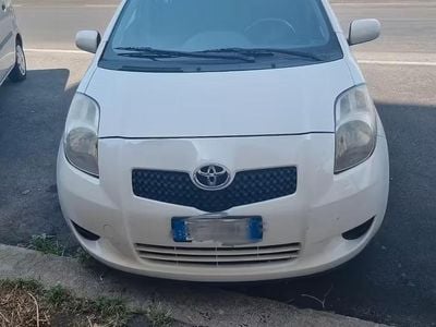 Usata Toyota Yaris Sol 69 CV (50 kW) 2008 Bianco Utilitaria