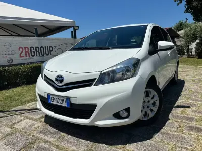 Usata Toyota Yaris Lounge 69 CV (50 kW) 2012 Bianco Utilitaria