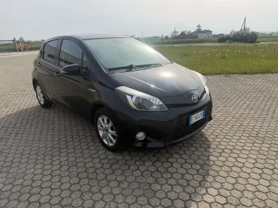 Brugt Toyota Yaris Hybrid Lounge 75 HK (55 kW) 2014 Sort Sedan