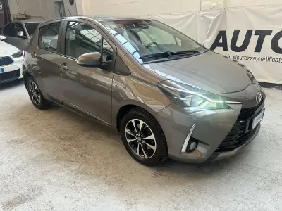 Usata Toyota Yaris Hybrid Active 73 CV (53 kW) 2018 Grigio Berlina