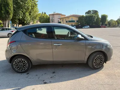 Usata Lancia Ypsilon 69 CV (50 kW) 2022 Grigio Utilitaria