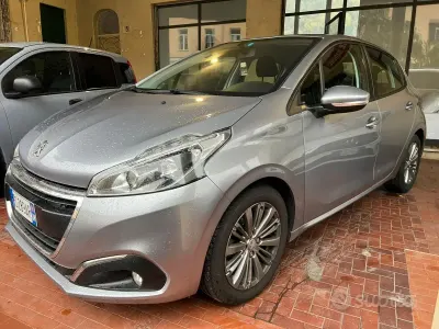 Gebraucht Peugeot 208 Active 83 PS (61 kW) 2019 Grau Kleinwagen