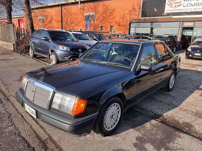 Usata Mercedes E200 122 CV (89 kW) 1989 Grigio Berlina