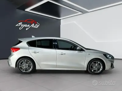 Usado Ford Focus ST-Line 120 HP (88 kW) 2020 Cinzento Sedan