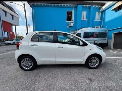 Usata Toyota Yaris 75 CV (55 kW) 2011 Bianco Utilitaria