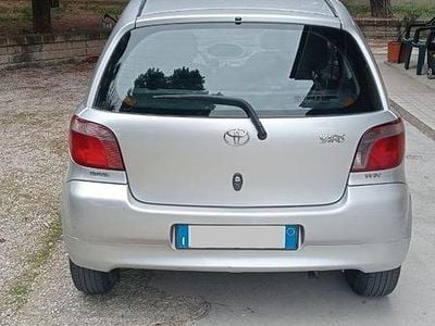 Usata Toyota Yaris 68 CV (50 kW) 2002 Grigio Utilitaria