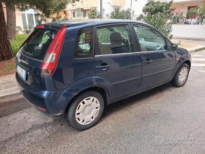 Usata Ford Fiesta Ambiente 68 CV (50 kW) 2004 Blu Utilitaria