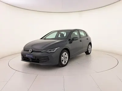 Gebraucht VW Golf VIII Life 116 PS (85 kW) 2025 Grau Limousine