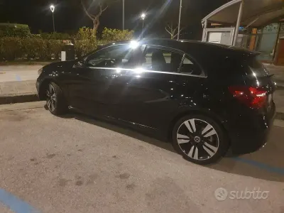 Usata Mercedes A180 109 CV (80 kW) 2017 Nero Utilitaria