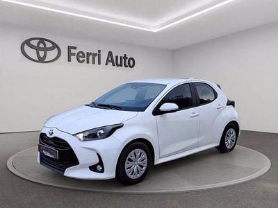 Super white Usata 2023 Toyota Yaris Hybrid Active Berlina | 16.900 € (Buon prezzo)