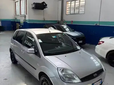 Usata Ford Fiesta Ghia 75 CV (55 kW) 2005 Grigio Utilitaria