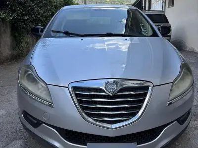 Usata Lancia Delta 120 CV (88 kW) 2012 Grigio Utilitaria