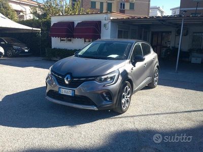 Grigio scuro Usata 2022 Renault Captur Techno SUV | 17.500 € (Buon prezzo)